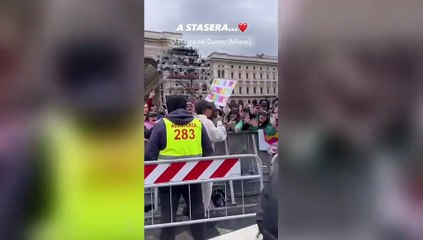 Ultimo su e giù dal palco: corsa tra i fan in piazza Duomo