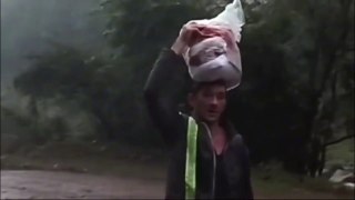 Menino gaúcho viraliza ao dizer que tem “orgulho do pai” que carrega cesta básica debaixo de chuva