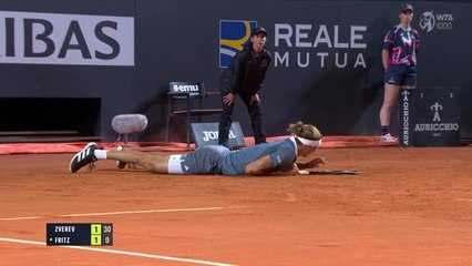 Descargar video: Zverev overcomes scary tumble to reach Rome semi-finals