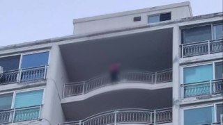 아파트 15층 난간에 매달린 60대 여성 구조 / YTN