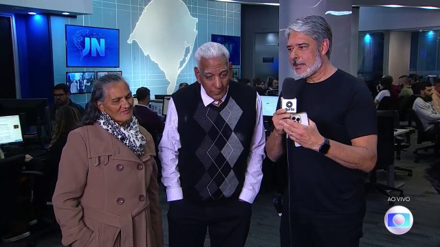 Bonner leva fãs idosos para redação da Globo no Rio Grande do Sul e se emociona