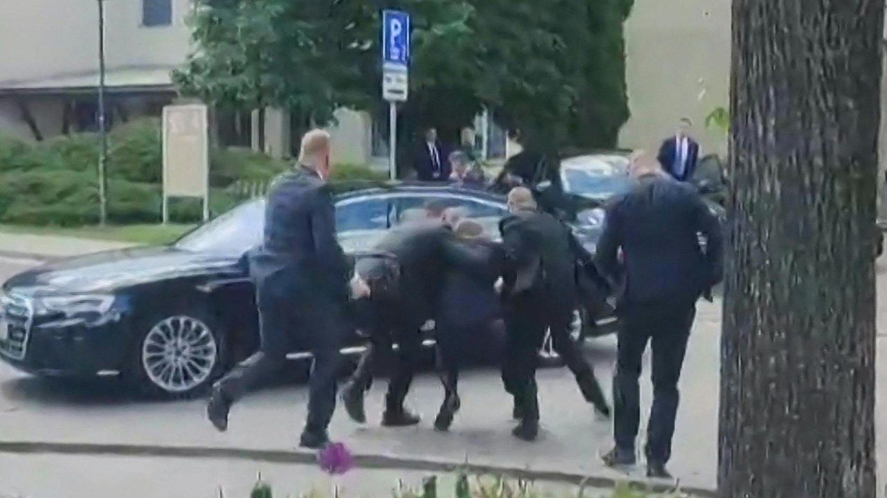 Slowakischer Regierungschef Fico nach Mordanschlag schwer verletzt