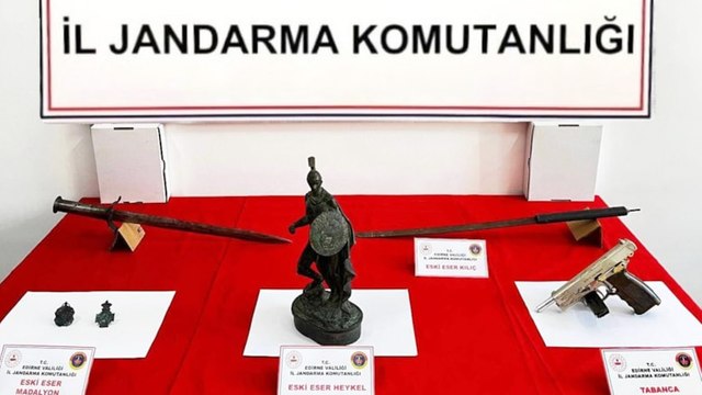 Edirne'de tarihi eser operasyonu; asker figürlü heykel, madalyon ve kılıçlar ele geçirildi
