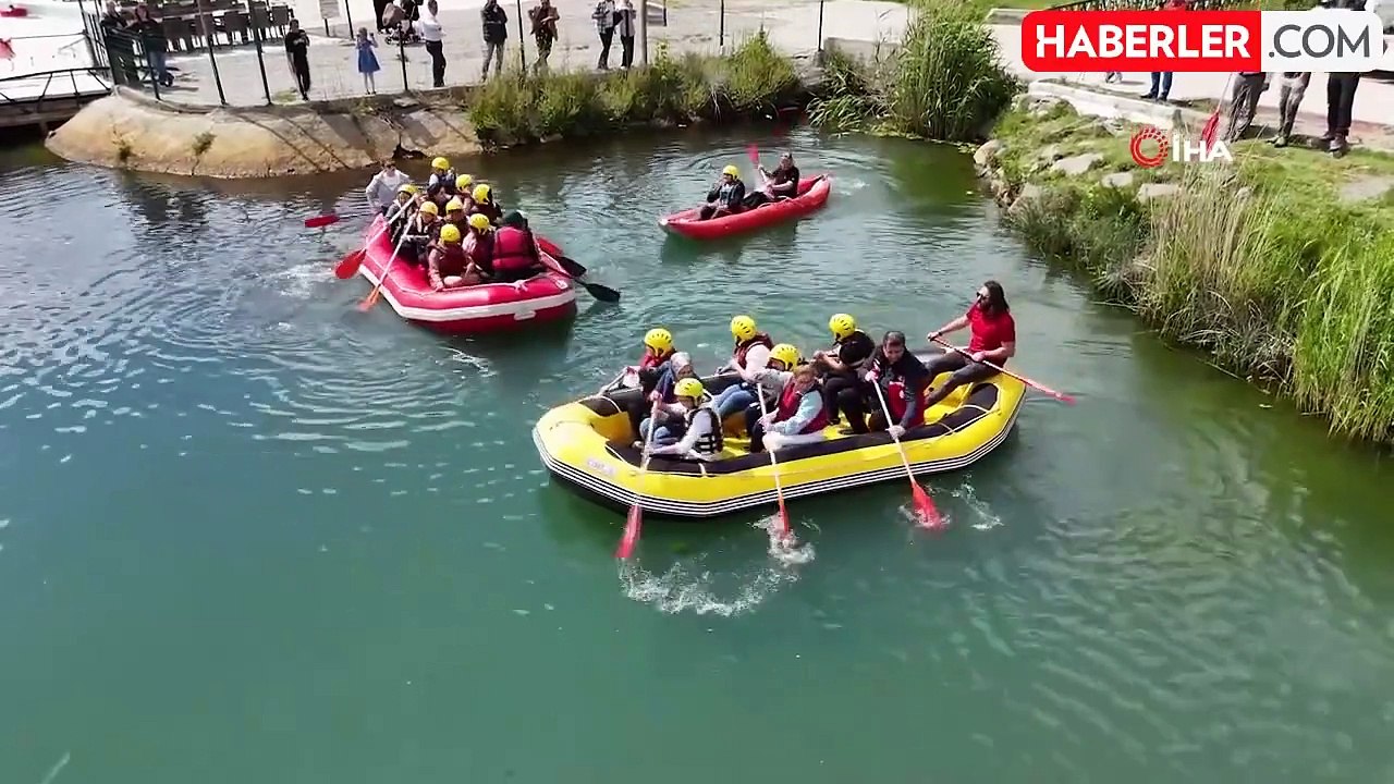 Engelli bireylere yönelik paraşüt ve rafting etkinliği renkli görüntüler oluşturdu