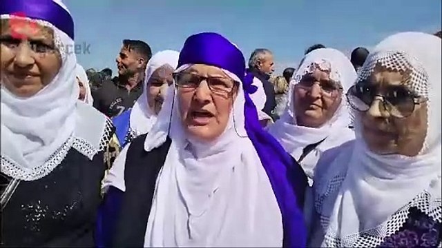 Kobanê Davası öncesinde Barış Annesi Hanife Gümüş, Sincan Cezaevi önünde