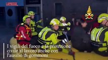 Pioggia record in Lombardia: a Bellinzago Lombardo i vigili del fuoco soccorrono la popolazione in gommone