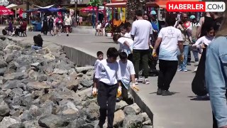 Kuşadası'nda öğrenciler kıyı temizliği yaptı