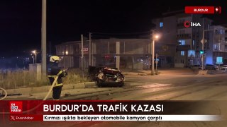 Burdur'da kırmızı ışıkta bekleyen otomobile kamyon çarptı