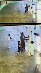 لحظة قيام معلم بإنقاذ طالب من الاختناق في مدرسة ابتدائية