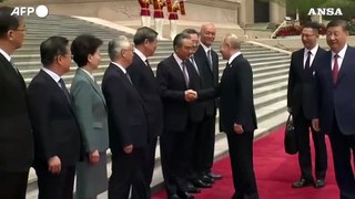 Putin in Piazza Tienanmen, calorosa stretta di mano con Xi