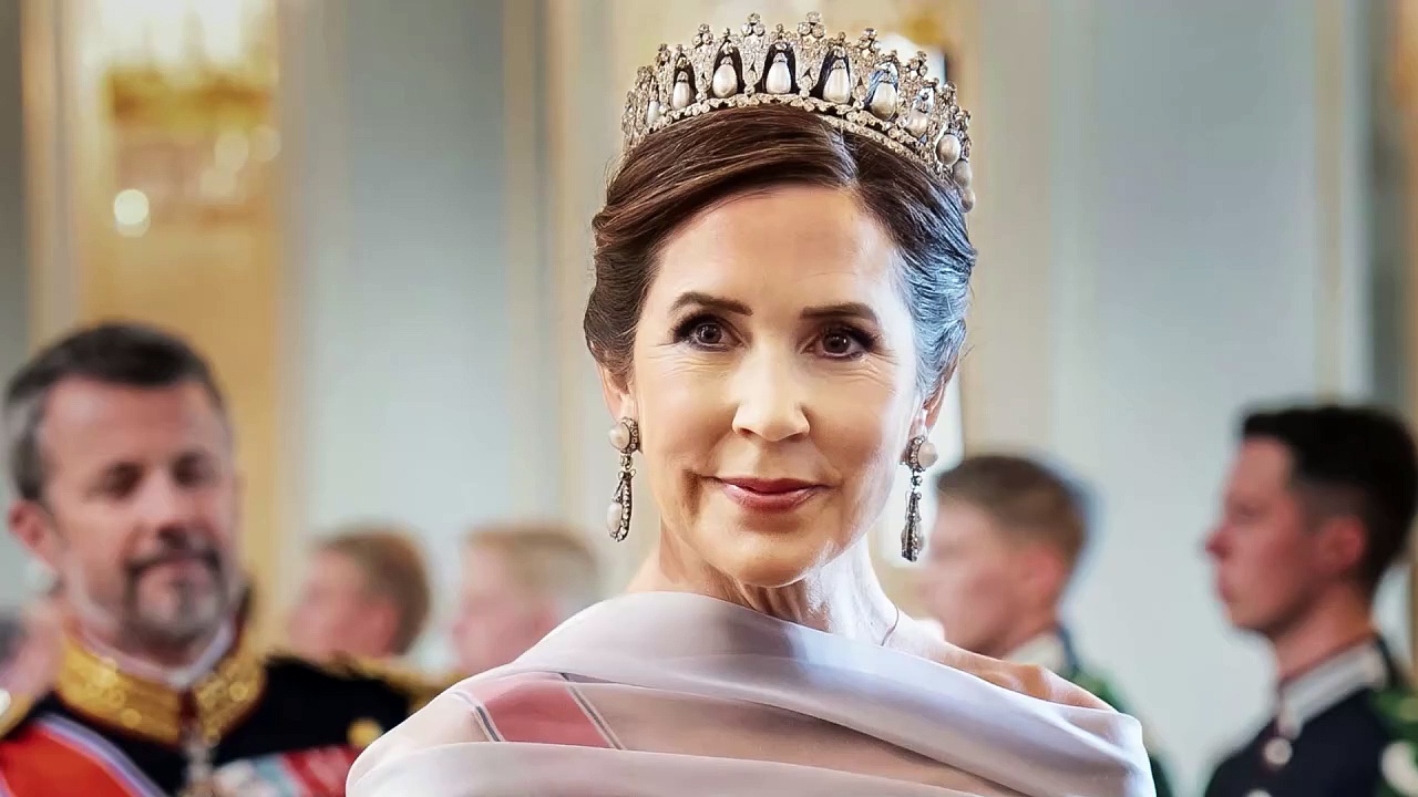 Video Mary di Danimarca al banchetto in Norvegia con la tiara di perle della suocera