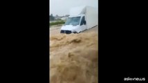 Maltempo in Lombardia, l'acqua entra dentro l'autobus in corsa