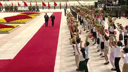 Putin arranca su visita a Pekín firmando un documento con Xi para reforzar sus relaciones