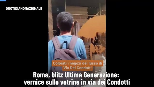 Roma, blitz Ultima Generazione: vernice sulle vetrine in via dei Condotti