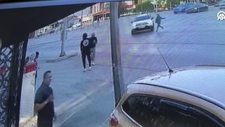 Otomobil yol ve kaldırımdaki yayalara çarptı, 3'ü ağır, 4 kişi yaralandı