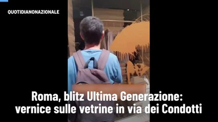 Roma, blitz Ultima Generazione: vernice sulle vetrine in via dei Condotti