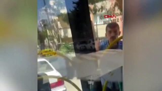 Taksici İETT şoförüne saldırmaya çalıştı! Tehdit edip, otobüsün camını yumrukladı