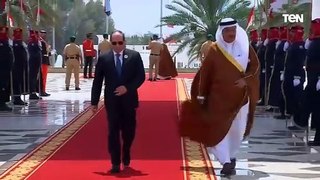 لحظة وصول السيسي لحضور فعاليات القمة العربية في دورتها العادية الـ33 بالعاصمة البحرينية المنامة