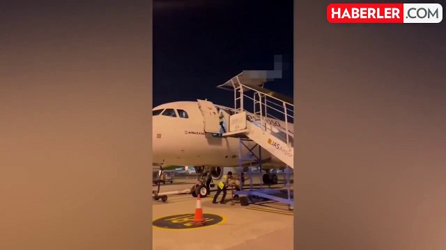 Merdivenin kaldırıldığını fark etmeyen havaalanı personeli, uçaktan piste düşüp ağır yaralandı