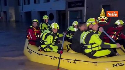 Maltempo in Lombardia, a Bellinzago Lombardo i Vigili del Fuoco soccorrono la popolazione in gommone