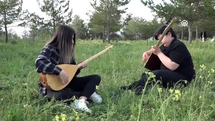 Babalarının izinden giden kardeşler bağlamaya olan tutkularıyla dikkati çekiyor