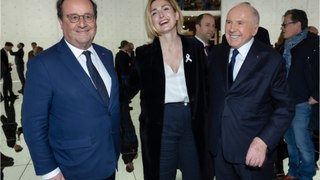 Gênée, Julie Gayet refuse de montrer une photo de François Hollande en direct à la télé, 