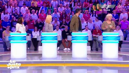 Caroline Agboton et Julien Lassus tentent un tour de magie devant Eric Antoine dans Le juste prix