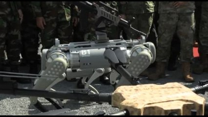 La Cina mostra i "robot-cani" da guerra nelle esercitazioni in Cambogia