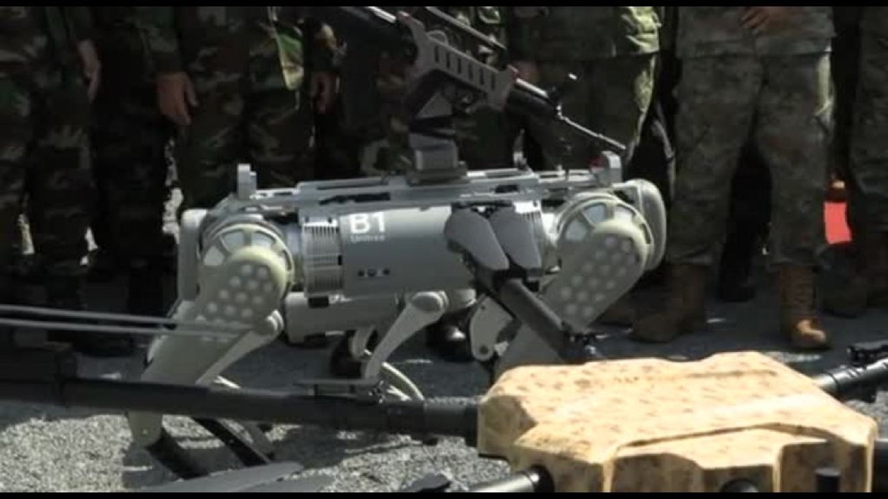La Cina mostra i "robot-cani" da guerra nelle esercitazioni in Cambogia