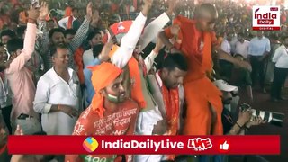 Jaunpur में जनसभा के बीच भीड़ में PM Narendra Modi को दिख गए 'Yogi Adityanath', देखिए फिर क्या हुआ?