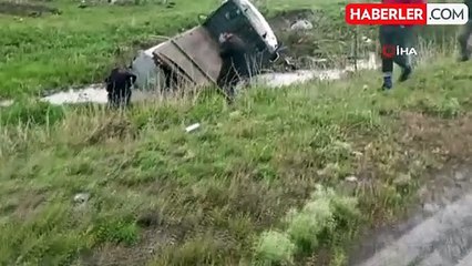 Kars'ta yoldan çıkan kamyonet çamura saplandı
