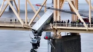 Motorista de caminhão fica pendurada em ponte nos EUA após desviar de carro; assista