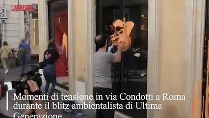 Blitz di Ultima Generazione a Roma, addetto alla sicurezza di un negozio prende a calci attivista