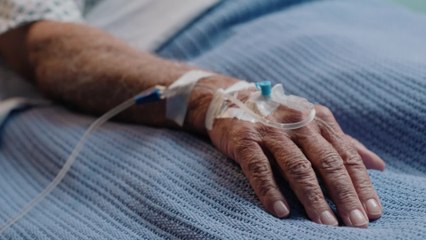 Hospizpflegerin enthüllt "unappetitliches" Phänomen, das im Körper passiert, wenn man stirbt