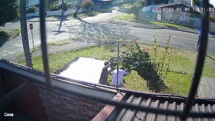 Cena chocantes: idoso é agredido por causa de lixo jogado na rua