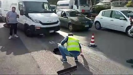 La polizia municipale sul luogo dell'incidente a Palermo: c'è una voragine sulla strada