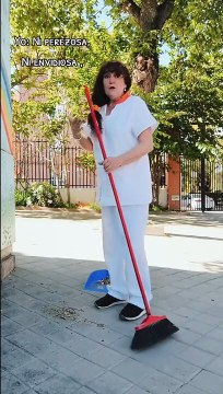 Funcionária da limpeza de colégio é despedida após gravar e partilhar os vídeos no TikTok a dançar no trabalho