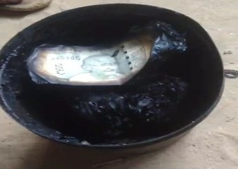मकान ​का काम कराने के लिए जुटाई लाखों की नकदी आग से राख....देखें वीडियो