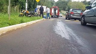 Mancha de óleo na pista derruba motociclista na Rua Bom Jesus