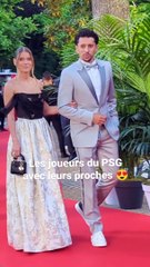 Les joueurs du PSG et leurs compagnes sur le tapis rouge