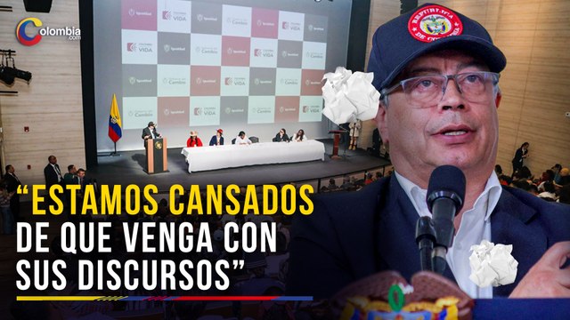 Con chiflidos, arengas y gritos jóvenes hacen fuertes reclamos a Petro