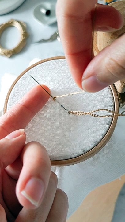 Tutoriel de broderie abeille, apprendre à broder, points de broderie