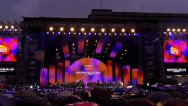 Piazza Duomo in festa nonostante la pioggia al Radio Italia Live