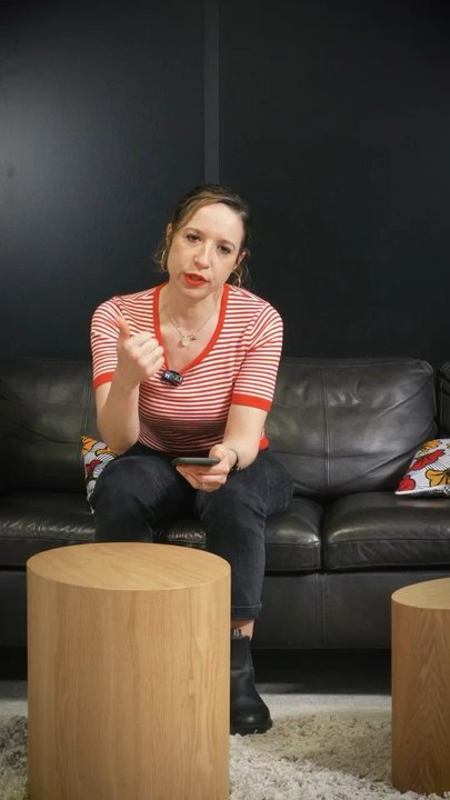 Avez vous déjà goûté des plats algériens sans sucres ni gras ?  Hanane l’a fait ! Et ça se passe chez Mama Nissa !  Hanane et sa maman  vous partagent   les secrets de leur livre “Goût d’Algérie”.  Aujourd’hui on accueille Hanane dans One Shot !