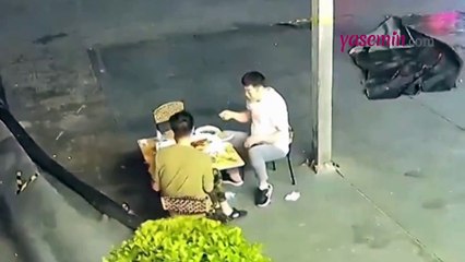 Çin'de talihsiz kaza! Fırtınanın ortasında yemek yemeğe devam ettiler