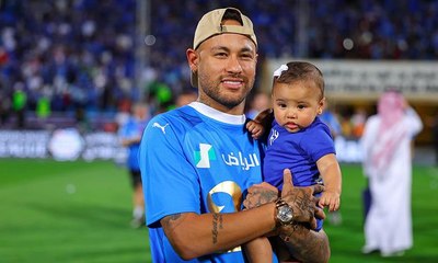 طفلة نيمار تسرق الأضواء في ملعب الهلال