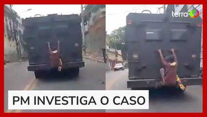 Homem é flagrado 'pegando carona' em caveirão da polícia no RJ