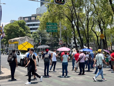 Maestros de la CNTE bloquean avenidas en la CDMX