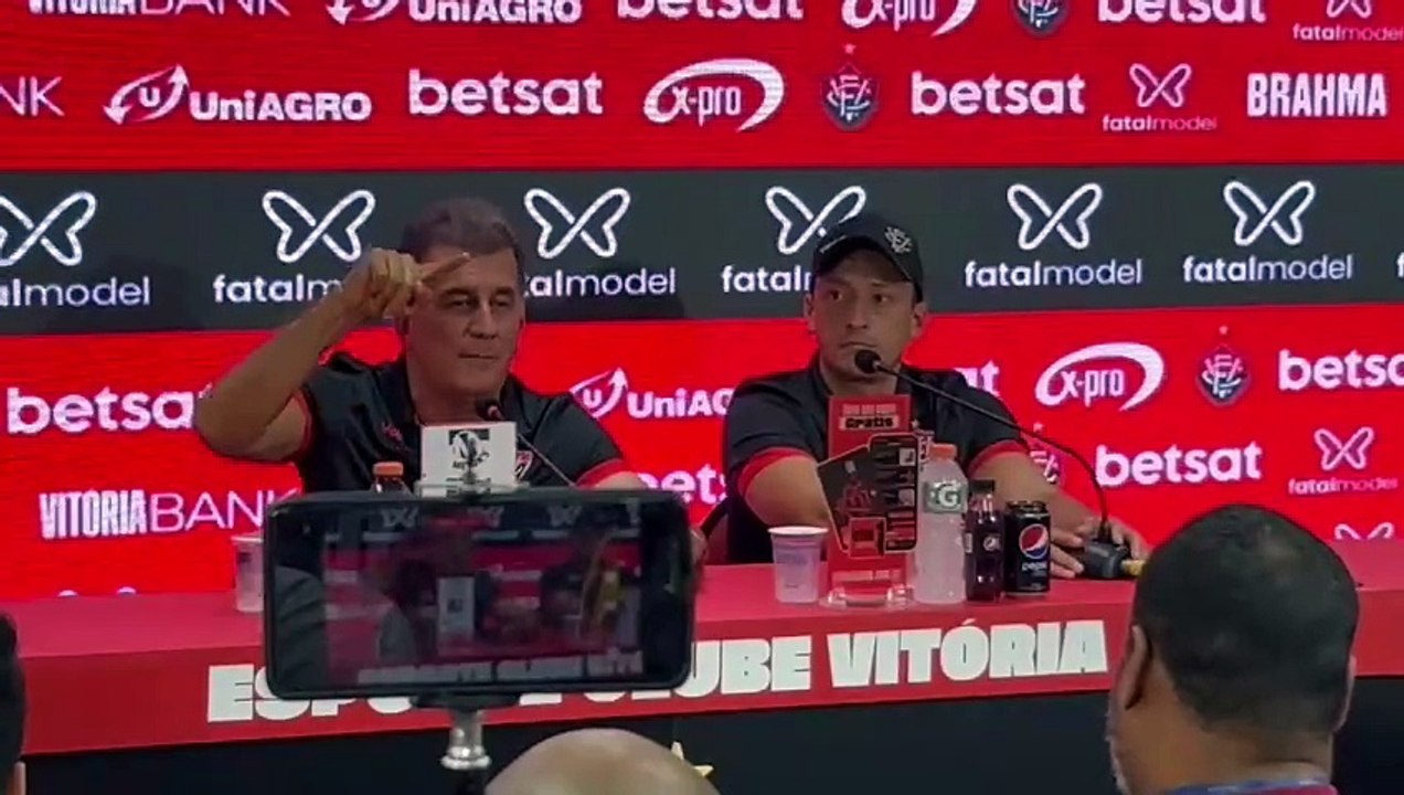 VÍDEO: Fábio Mota faz forte desabafo sobre as críticas que tem sofrido: "larguei minha vida pra reerguer o Vitória"; assista