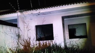 Bombeiros combatem princípio de incêndio em residência abandonada no Interlagos